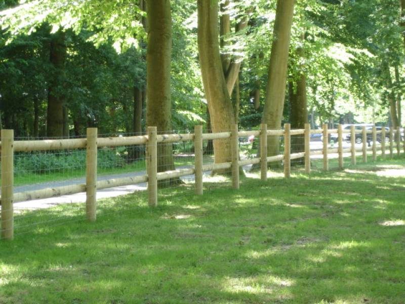 Installation de clôture en chataignier pour délimitation de jardin en Normandie