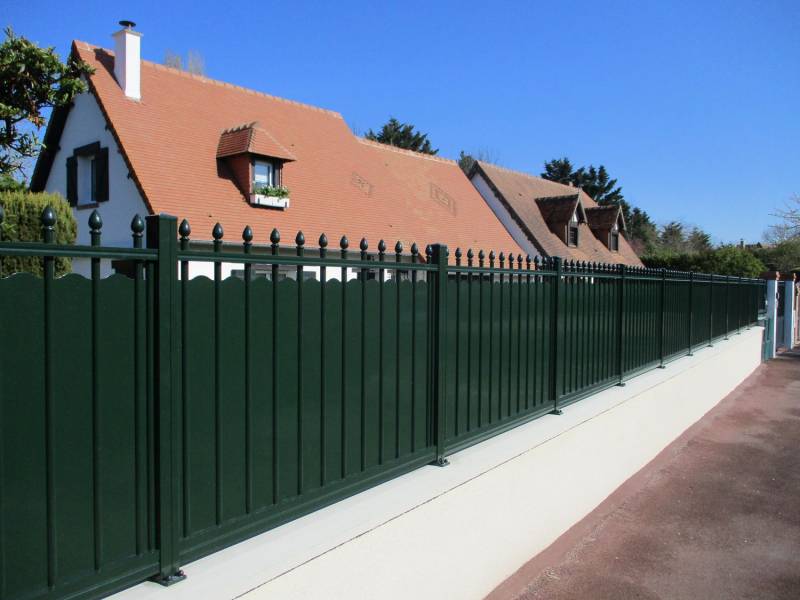 Pose de clôture en Aluminium sur le mur d'une propriété de particuliers à Mont Saint Aignan en Seine-Maritime 76