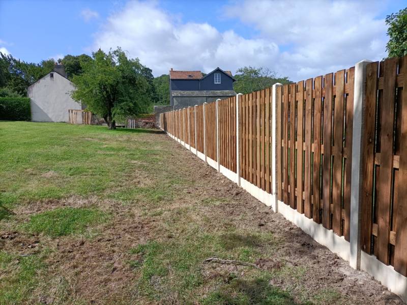 Poseur de clôture d'ornement en béton et bois à Villerville 14